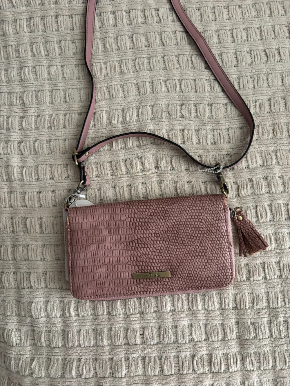 Simple Noelle Pink Textured Crossbody Bag with Gold Hardware - Picture 3 of 8